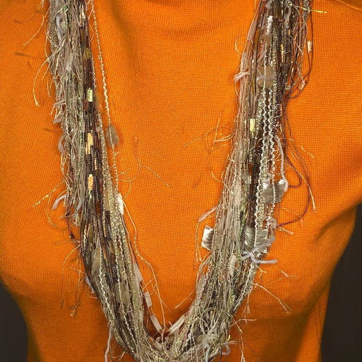 Scarves of Westwood – Engroshandel Tørklæde - Dame – LaPetite tørklæde i ferskner og fløde - håndværksfremstillet