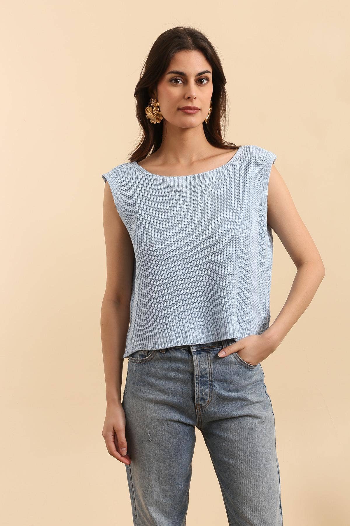 NAÏS PARIS – wholesale Knitted jumper – Women′s – SLEEVELESS ROUND NECK SWEATER, OPEN BUTTONED BACK IN COTTON11