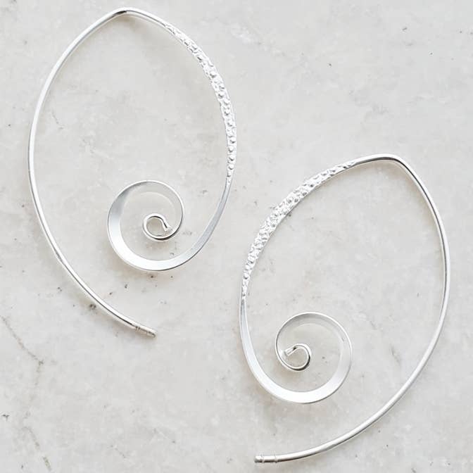 Sosie Designs - Vendita all'ingrosso Orecchini a cerchio - Orecchini a spirale in argento martellato0