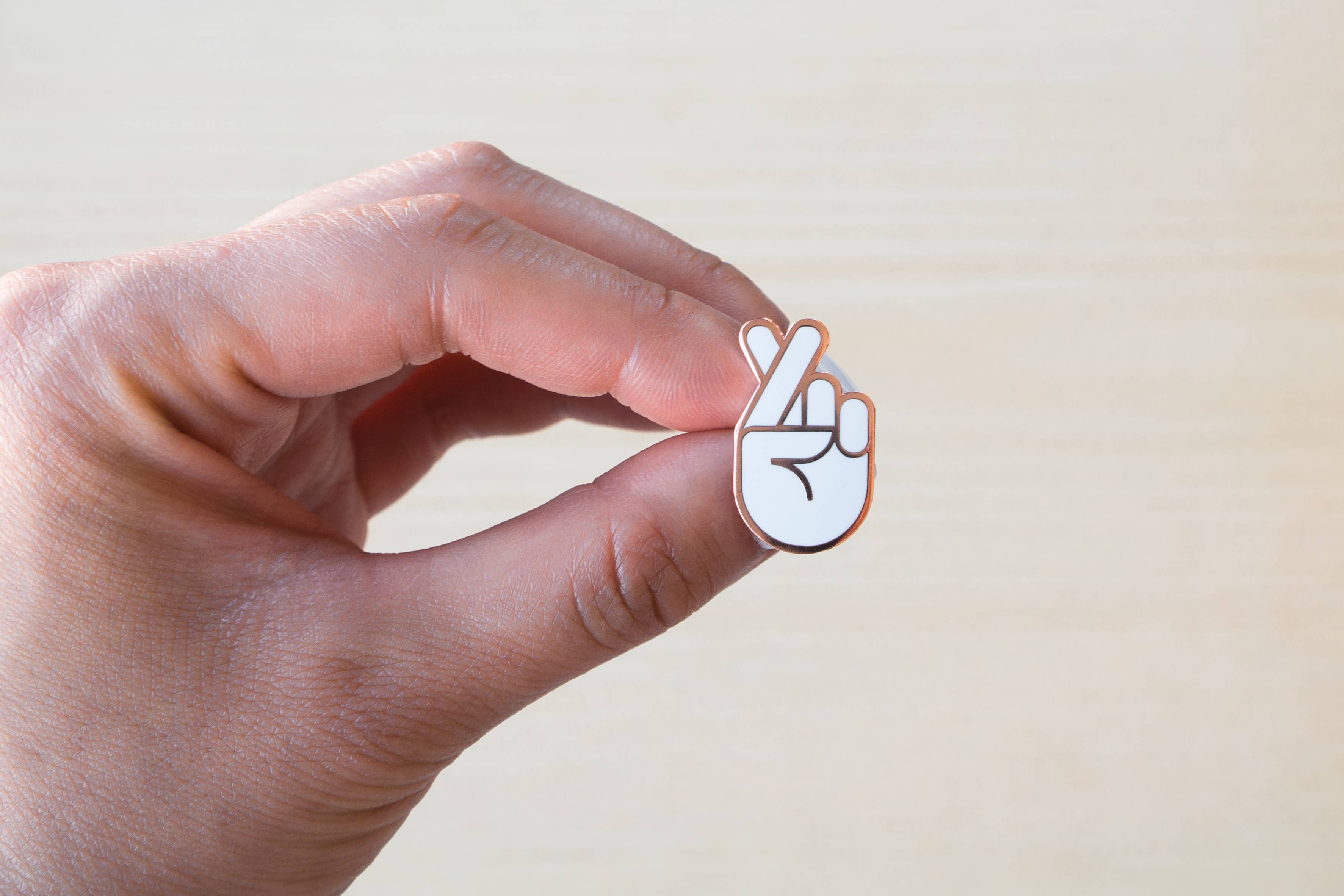 Everyday Olive - Wholesale Lapel Pin/Button - Fingers Crossed Pin1