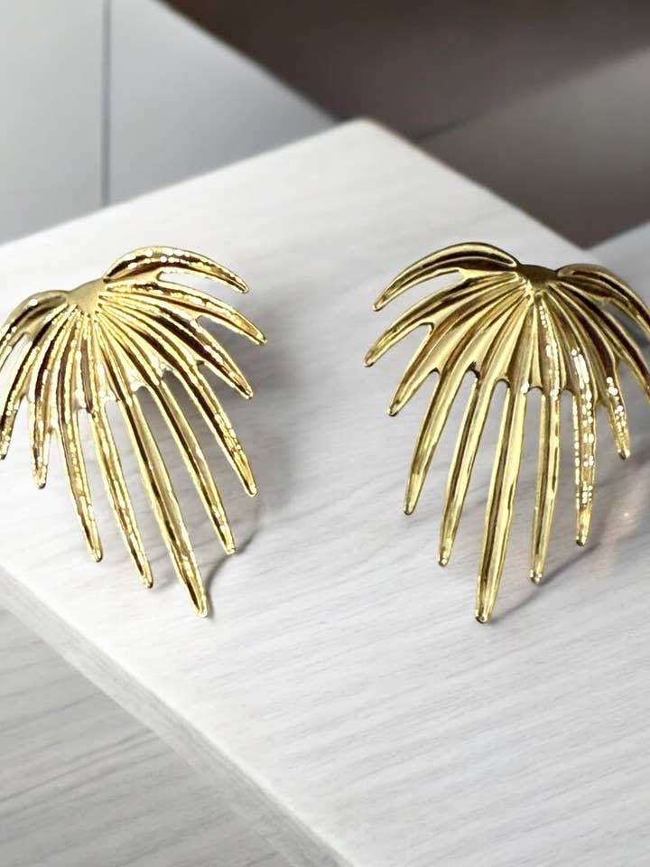 Øreringe med palmebladstil i 14k guldbelagt post-back for engroshandel hos Divina Jewelry & Accessories LLC