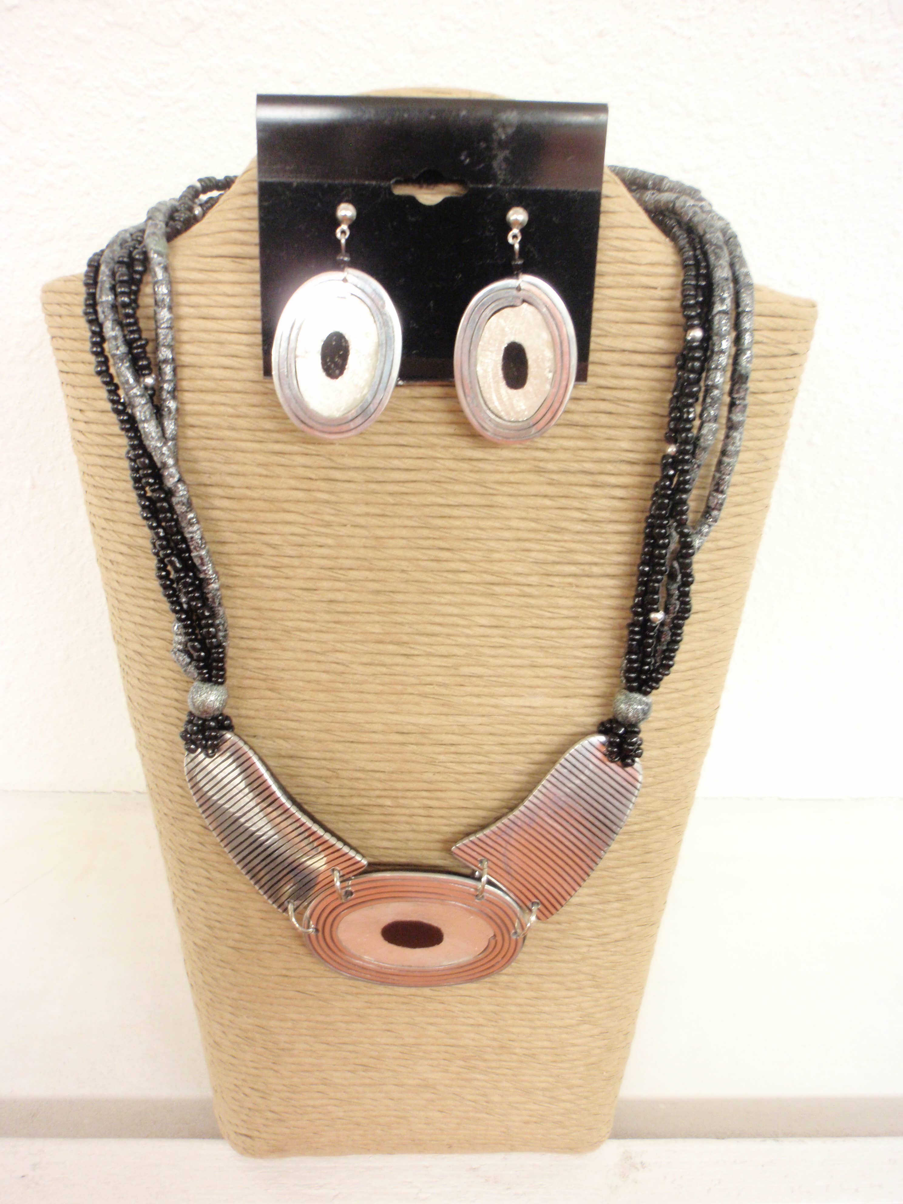 International Duru's - Wholesale Sieradenset - 4 STRENGEN ZWARTE EN GRIJZE KRAALTJES MET 3 STUKS NATUREL WIT0