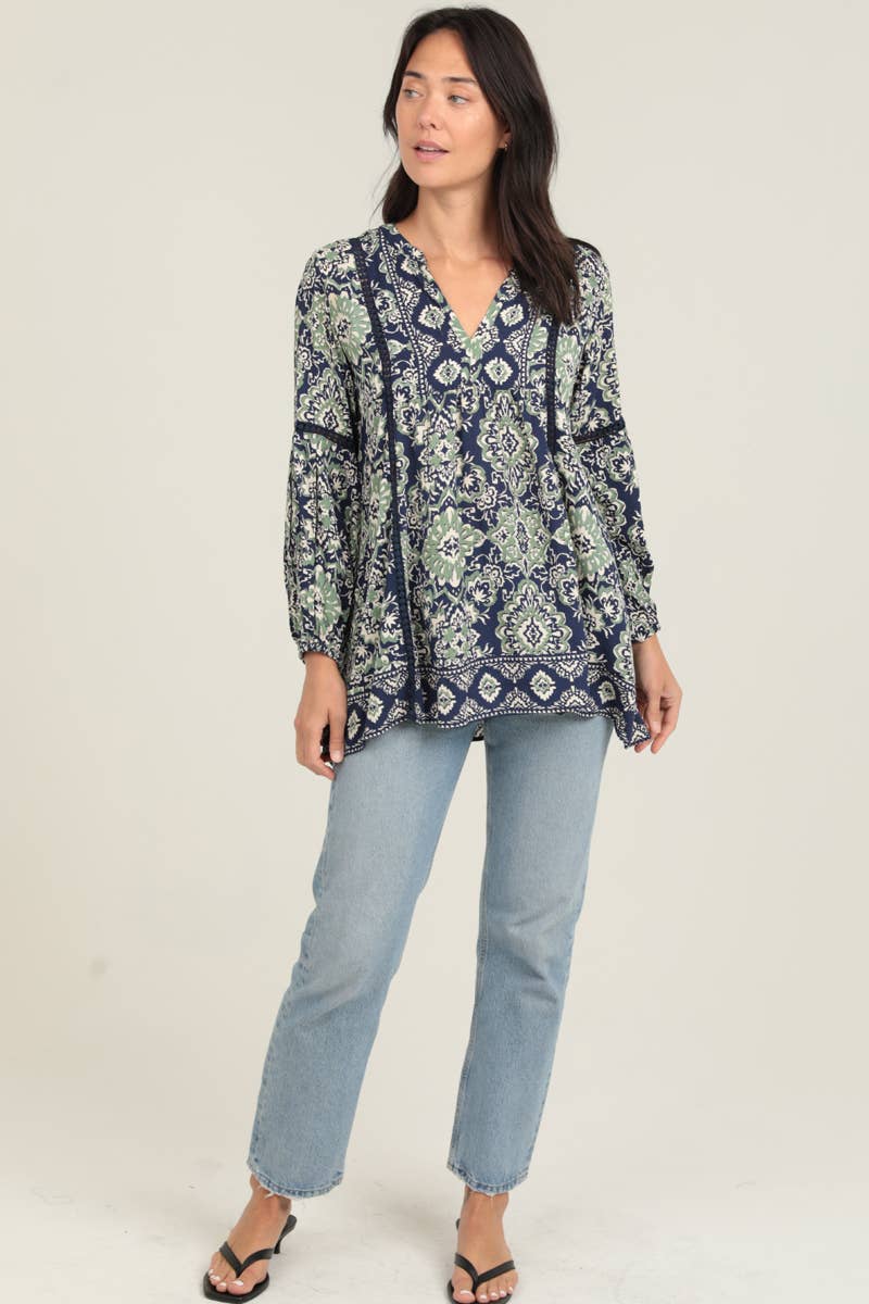 Nostalgia – Großhandel Tunika – Damen – N2S42-A902 BEDRUCKTES LANGARMSHIRT MIT SPITZENBESATZ TUNIKA OBERTEIL3