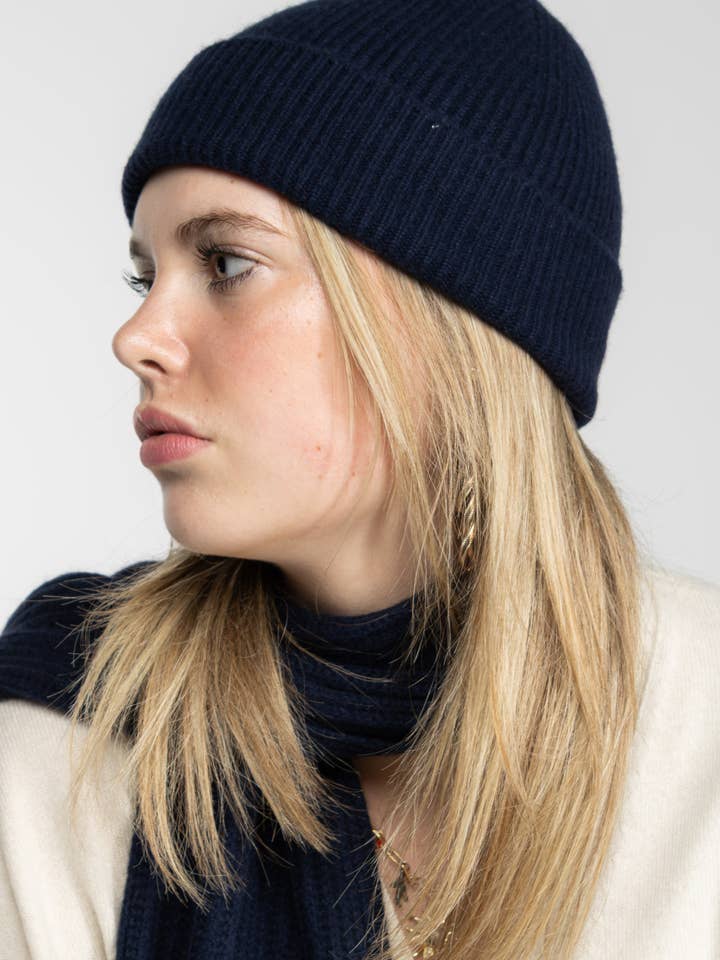 Ox Haven-mössa, marinblå, unisex för wholesale av Oxford Meadow Cashmere