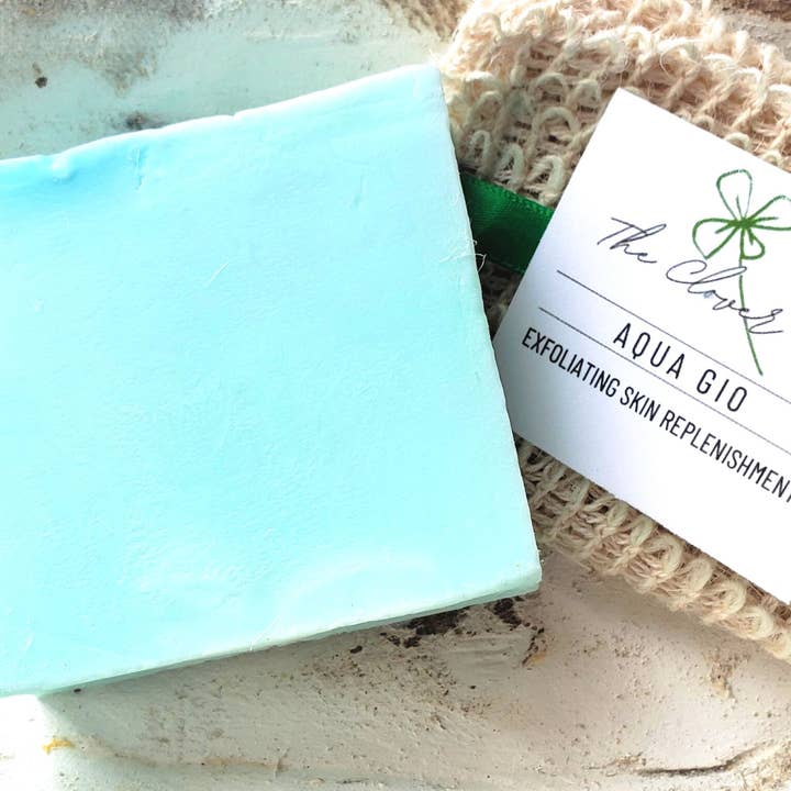 Reconstitution de la peau exfoliante Aqua Gio avec sac en filet pour la vente par The Clover Co.