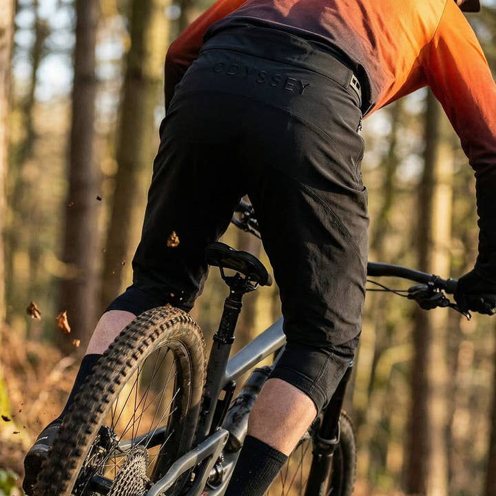 Short Shield pour la vente par Odyssey Activewear