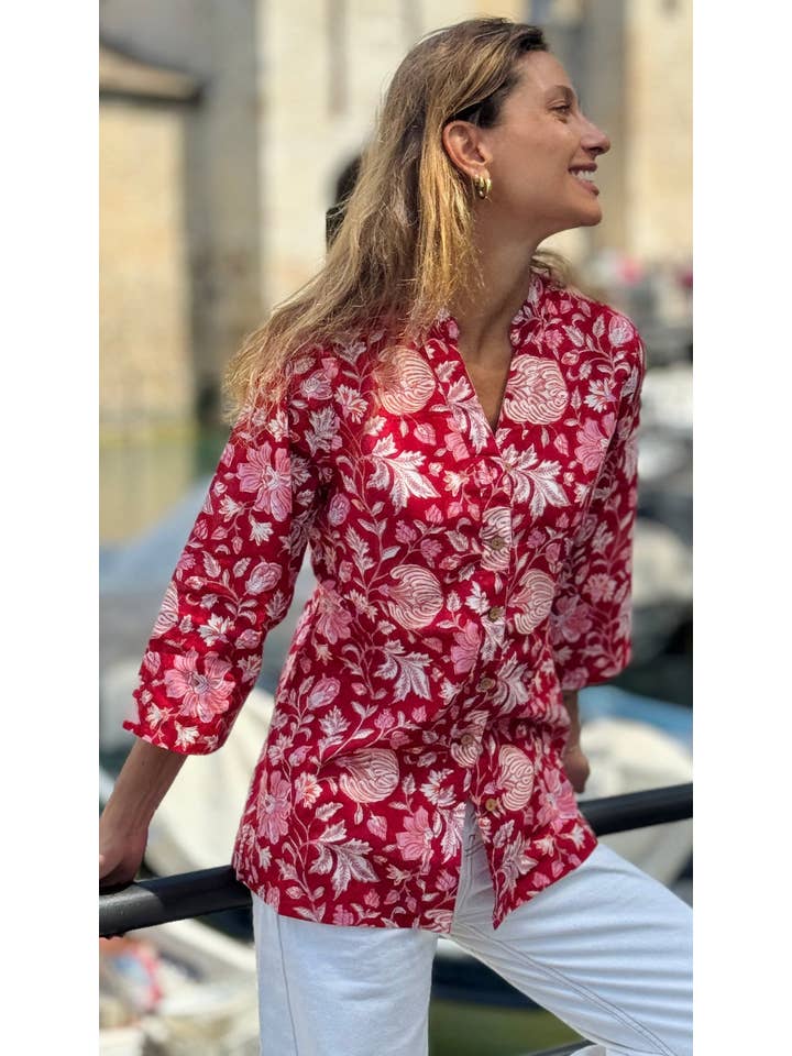 MALINI FASHION DESIGN PRIVATE LIMITED - Wholesale Button Down Shirt - Women's - Camicia Donna in Cotone Indiano Block Print – Rossa con Fiori, Maniche 3/4, Colletto a V e Bottoni in Legno