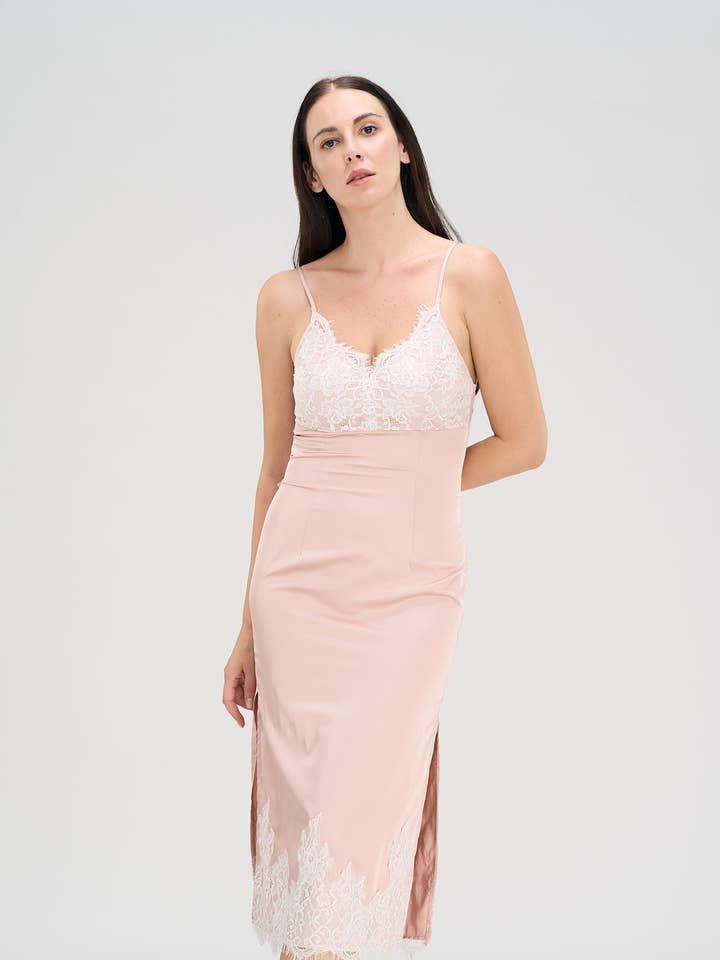 Satijnen midi slipjurk met kant voor wholesale door DUSTY ROSE