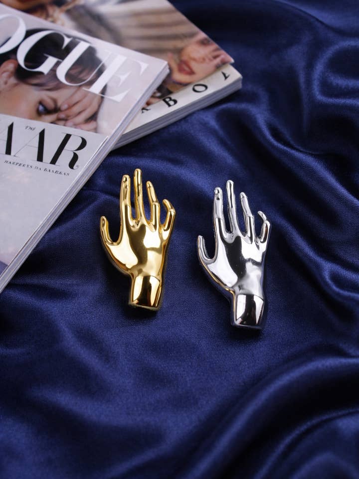 Broche main, broche main plaqué or, broche plaqué argent pour la vente par Wild & Free