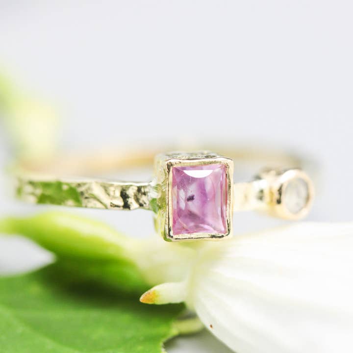 Anello con Zaffiro Rosa, Diamante e Fascia in Oro 18k per la vendita all'ingrosso da parte di Metal Studio Jewelry