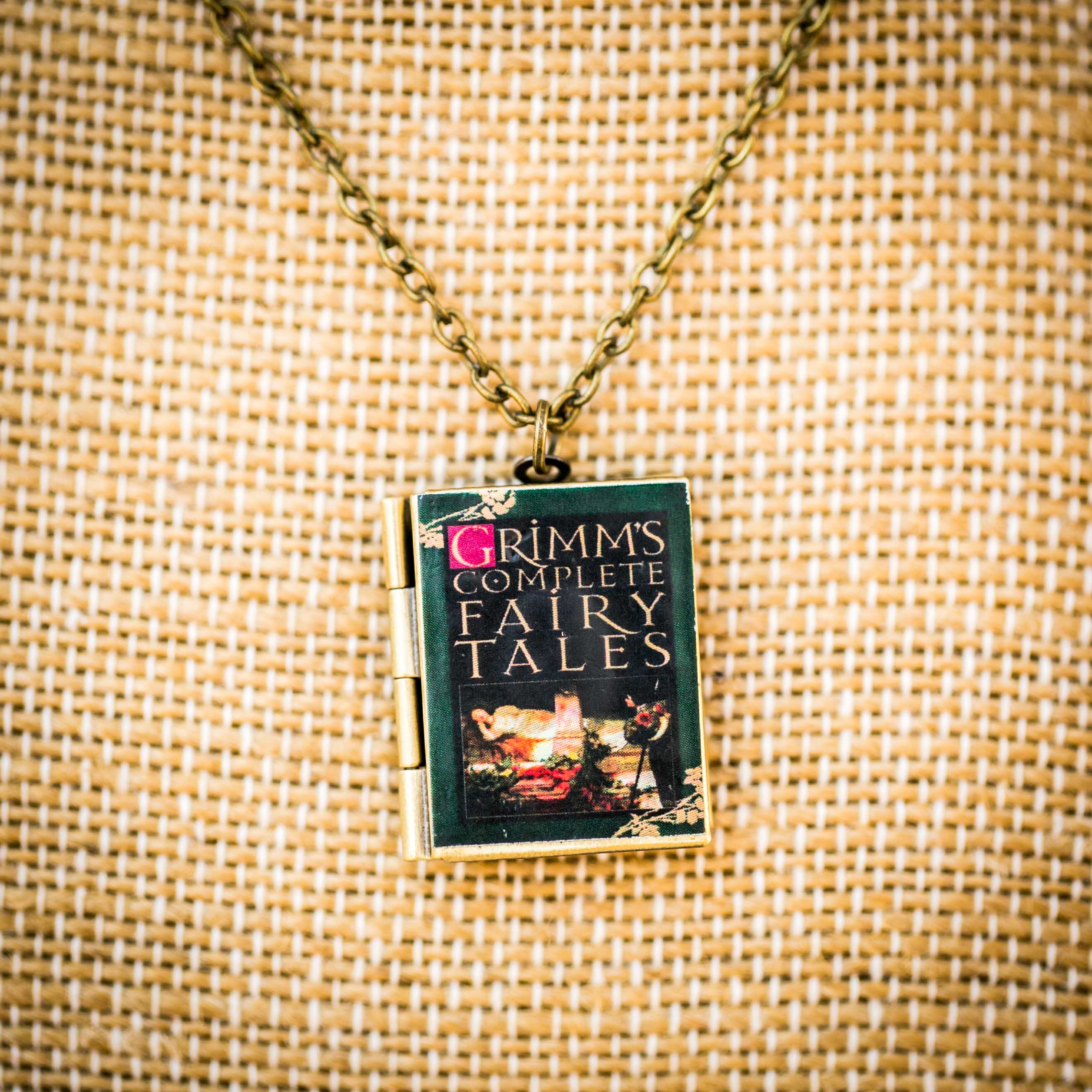 Adorned by Aisha - Vendita all'ingrosso Collane con medaglione - Collana con ciondolo libro stile Jane Eyre4