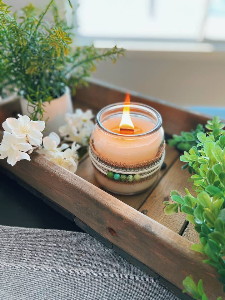 Bougie écologique BLOOM à mèche de soja naturelle en bois de 16 oz pour la vente par Blooming Brightly