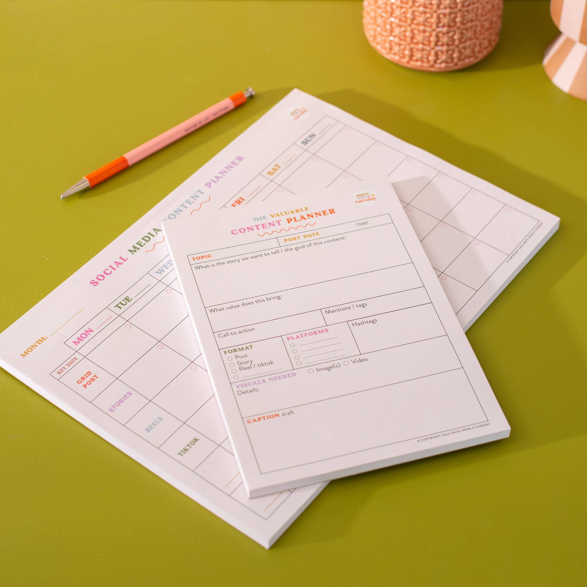 Good Tuesday (Once Upon a Tuesday) - Vente Agendas - Carnet de planification de contenu hebdomadaire pour les réseaux sociaux | A4 | Coloré4