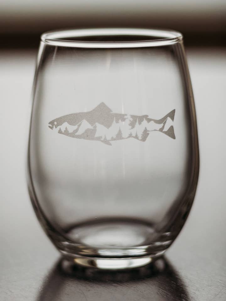 Indgraveret vinglas, 12 oz stilkfri vinglas for engroshandel hos Lester Lou’s Designs