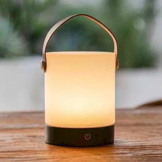 Lampe de table en bois rechargeable Avery brun foncé – Sans fil et dimmable avec sangle en cuir pour la vente par Tavellio