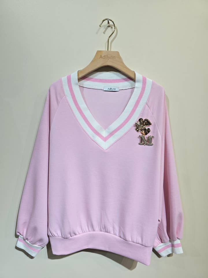 Tofarvet let sweatshirt med V-hals, dekoreret med brocher A6835 for engroshandel hos Adilynn