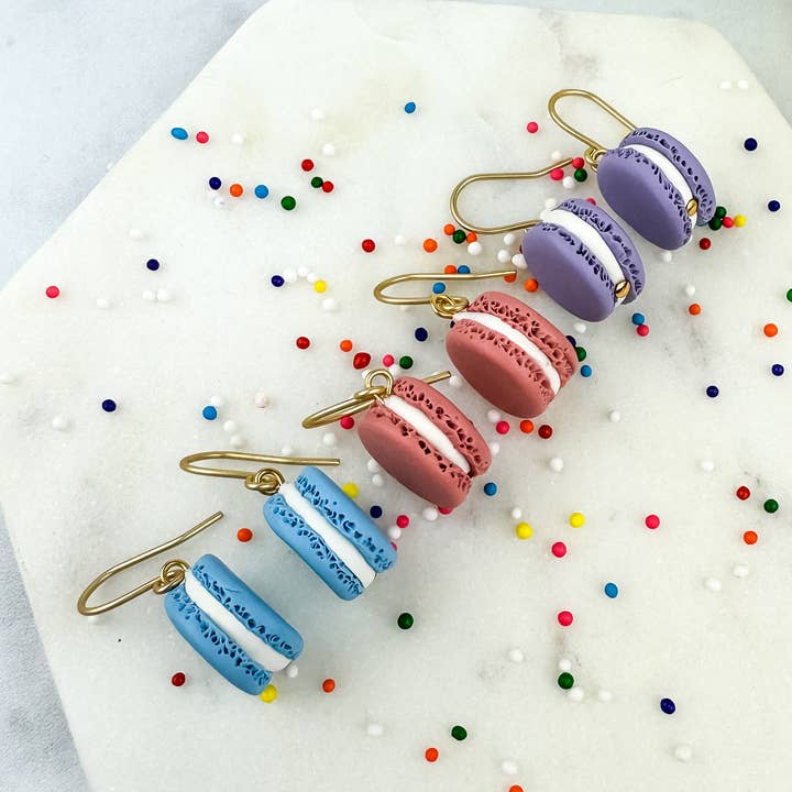 Light Shine - Venta al por mayor Pendientes colgantes - Pendientes pequeños de arcilla con forma de macarrón | regalo colgante de San Valentín1