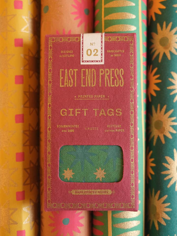 Ensemble de papier cadeau et étiquettes de Noël pour la vente par East End Press