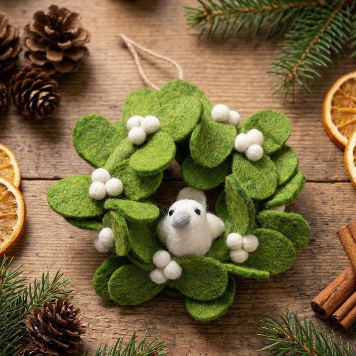 Mini ghirlanda di vischio fatto a mano in feltro con colombe per la vendita all'ingrosso da parte di Felt So Good