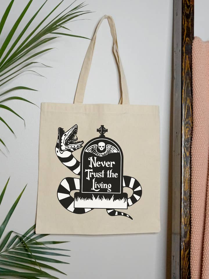 Sac Never Trust The Living pour la vente par Shop Alloe | Print & Media Co.