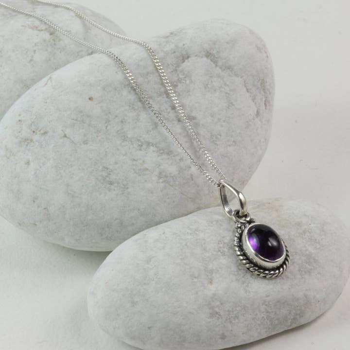 Collana con ciondolo ovale a filo ritorto con ametista in argento per la vendita all'ingrosso da parte di The Jewellery Store London