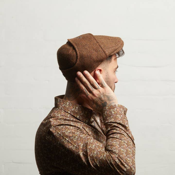LOGAN Italiensk Tweed Flat Cap med Øreklapper - Kastanje for engroshandel hos Dasmarca Hats