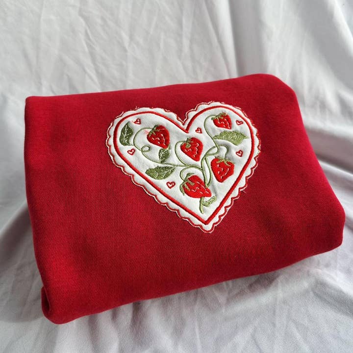 T-shirt à bordure festonnée avec fraises brodées, Pull de la Saint-Valentin pour la vente par ClevorFit