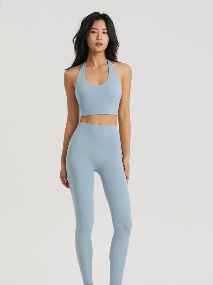 Ensemble brassière de sport à col licou en Lycra® Daphne & legging pour la vente par 91thelabel