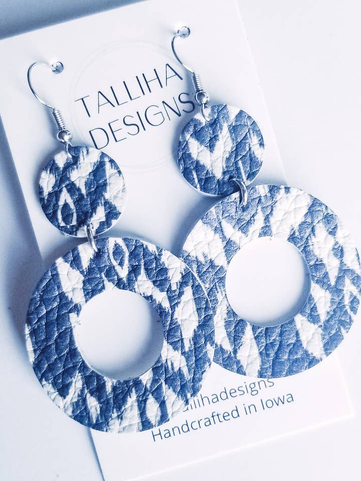 Boucles d'oreilles Sadie Western Boho Western Granite & White en cuir véritable pour la vente par Talliha Designs