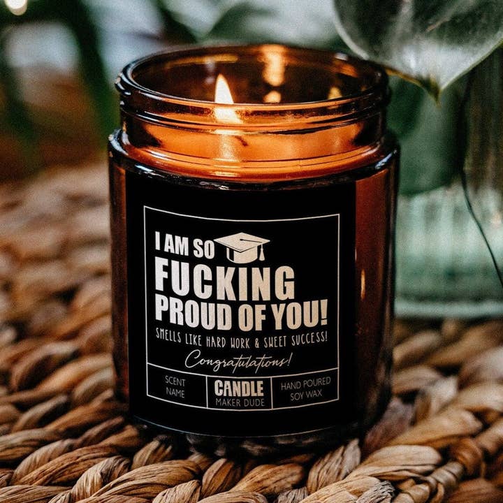 Vela de graduación, regalo So Proud of You, divertido regalo de graduación para ella, regalo de mejor amiga, graduación del instituto, universidad, tarro de velas ámbar para venta al por mayor de Candle Maker Dude