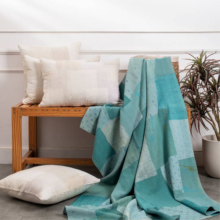 Plaid Kantha vintage fait main Mosaic Fray - Bleuet pour la vente par Maison Mieko