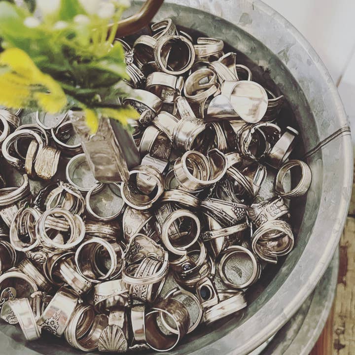 Spoon Jewelry By Emily – wholesale Band/Stackad Ring – Vintage Spoon Ringkollektion | Läckra och trendiga ringar