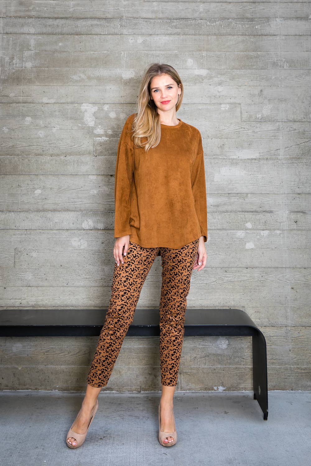 LEOPARD Annelise Stretchhose aus Veloursleder - Leopard für den Großhandel auf Faire7