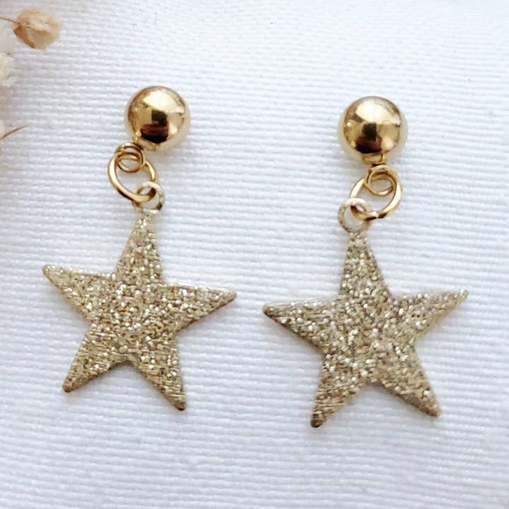 Øreringe med vedhæng af stjerne i messing og rustfrit stål for engroshandel hos SoCuteWorld
