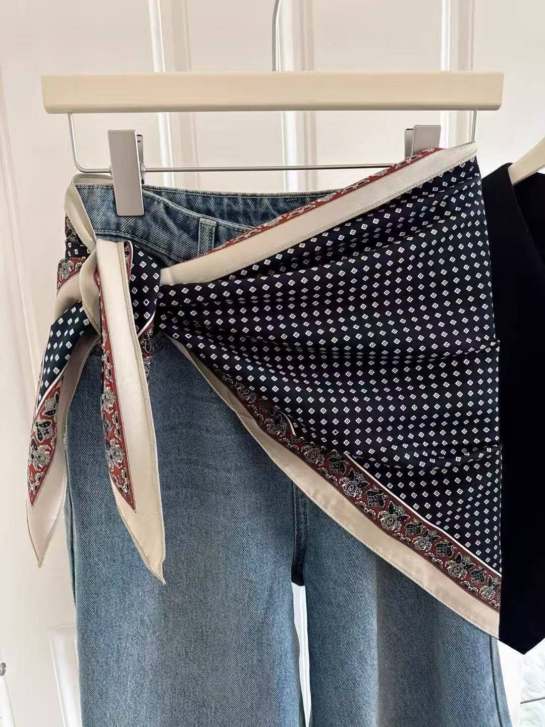 JC Sunny Fashion – wholesale Scarf – Women's – JC023328T Printed Triangle Scarf – Bandana Style Wrap / Shawl1