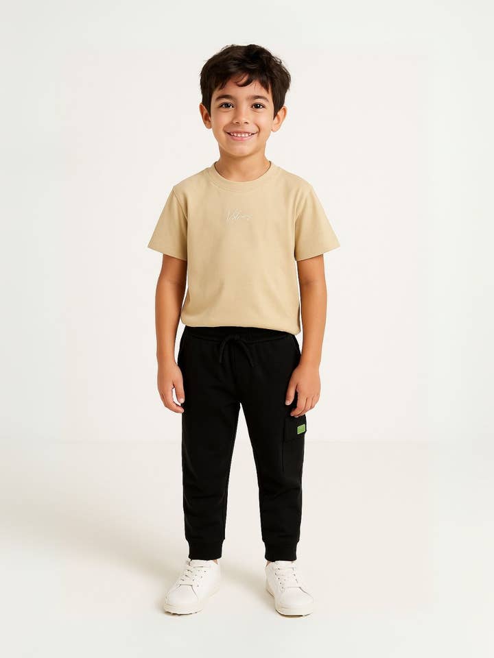 Jongens T-shirt met korte mouwen en joggers set zwart 3-8 jaar voor wholesale door Minoti sp. z o.o.