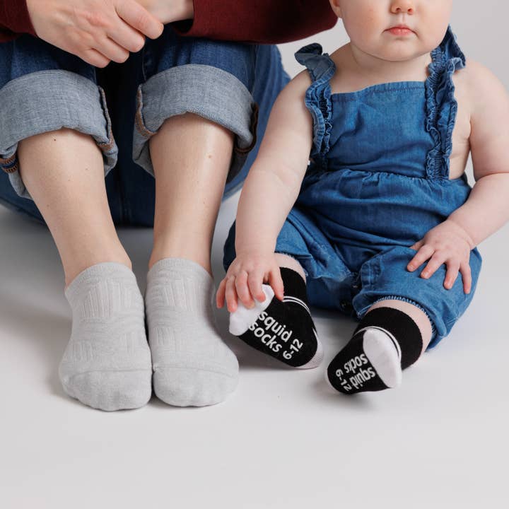 squid socks – Engroshandel Strømper - Børn og baby – City - Skridsikre Babystrømper - Sort, Grå, Hvid med Striber1