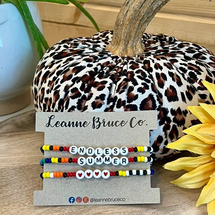 Leanne Bruce Co. - Venta al por mayor Juegos de joyas - Juego de pulseras de 3 pequeñas palabras elásticas Mantra CHEEKY TOO