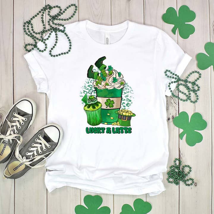 Fancy Heldig En Latte St. Patricks Day Tshirt for engroshandel hos Sights Ink