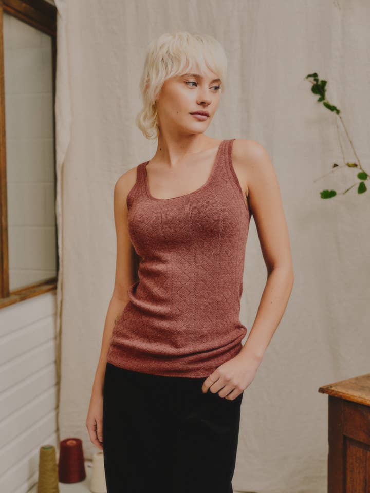 Camisole en laine mérinos fine "Tricot de Peau" en bruyère pour la vente par OUBAS