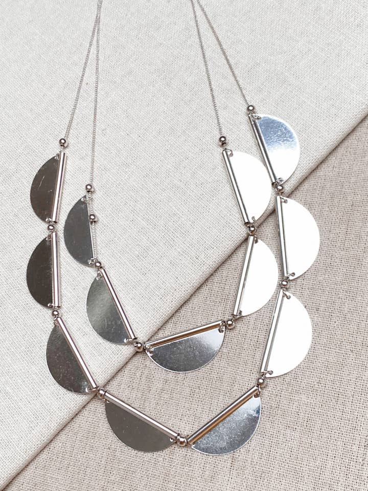 Geometrische zweilagige Lätzchenhalskette aus Rhodium für den Großhandel von Juniper Wish