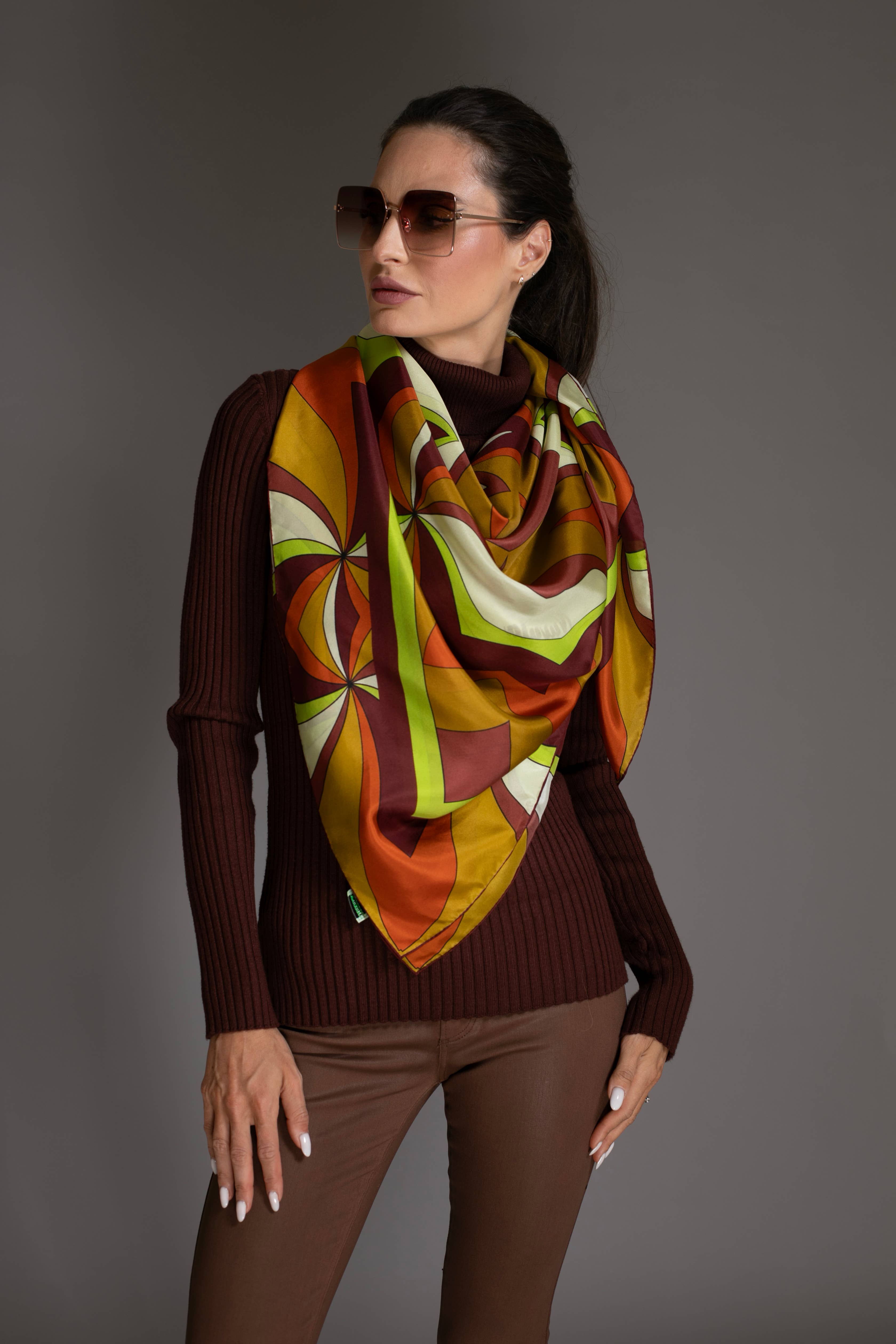 Nuvula - Vente Écharpe – femme - Écharpe paréo en soie à imprimé abstrait or et marron1