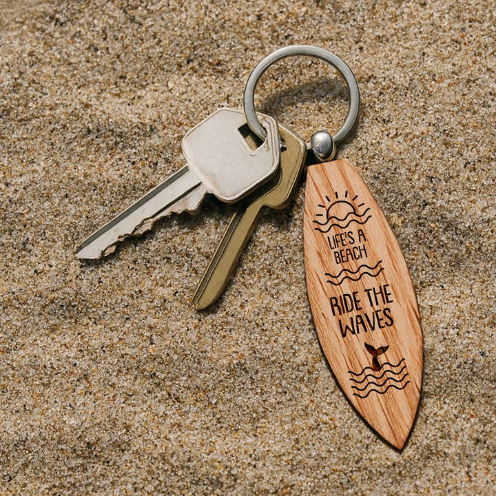 Portachiavi a forma di tavola da surf in rovere Loft 'La vita è una spiaggia, cavalca le onde' per la vendita all'ingrosso da parte di CGB Giftware