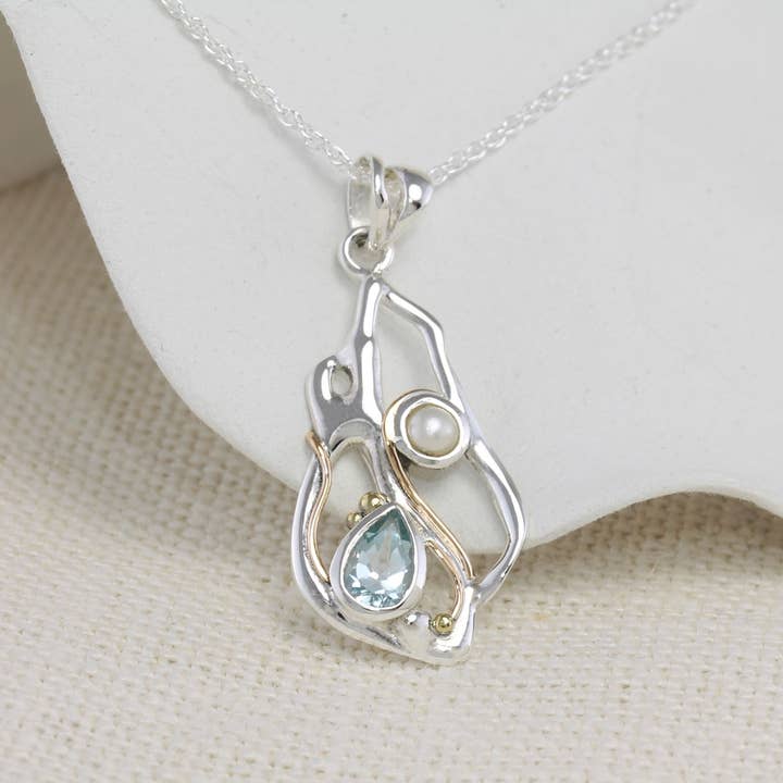 Ciondolo in argento Sterling con topazio blu e perla fatto a mano per la vendita all'ingrosso da parte di Banyan Jewellery
