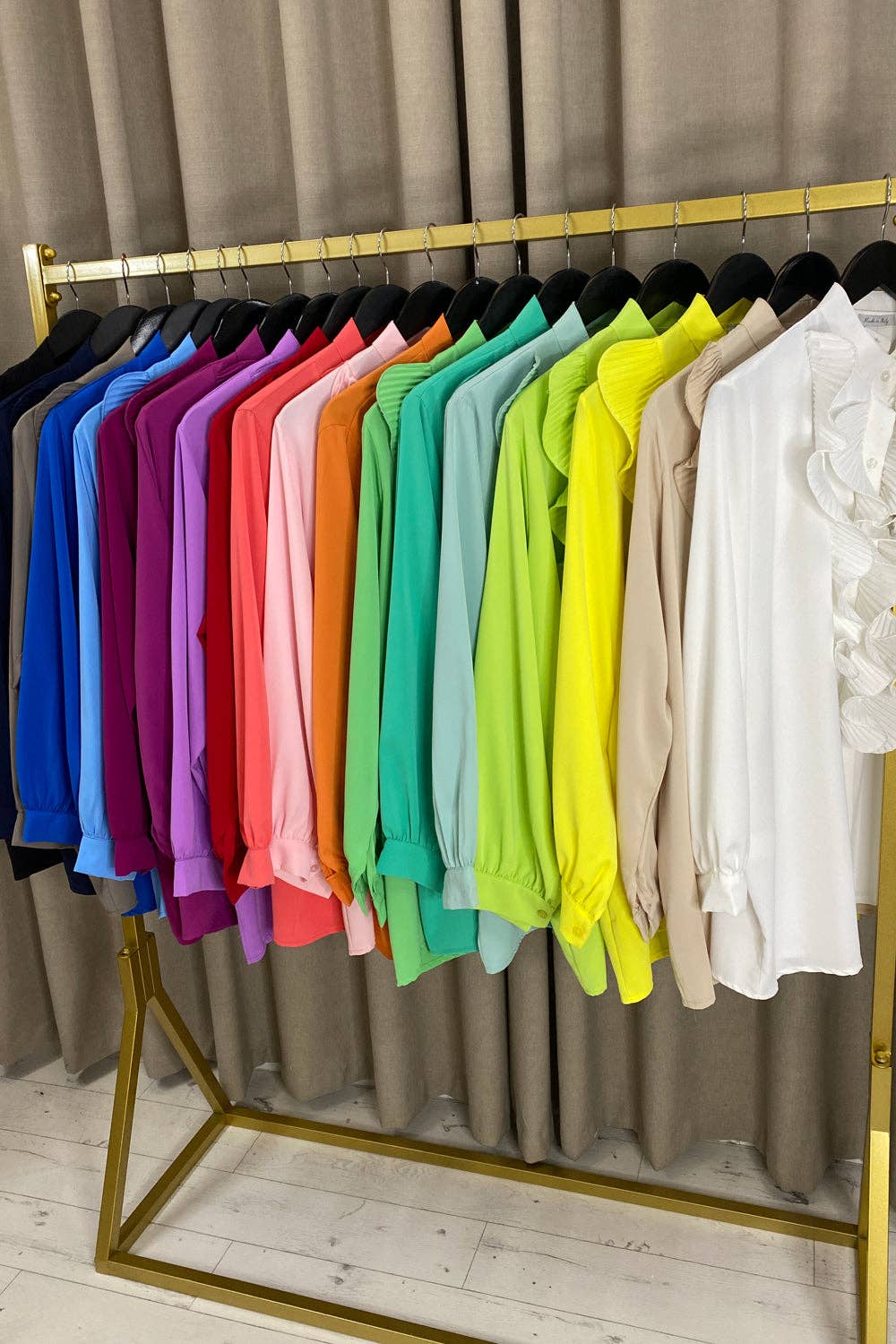 My Winners Direct – Engroshandel Skjorte med buttondown – til kvinder – Bianca Plus skjorte med flæser og lange ærmer3