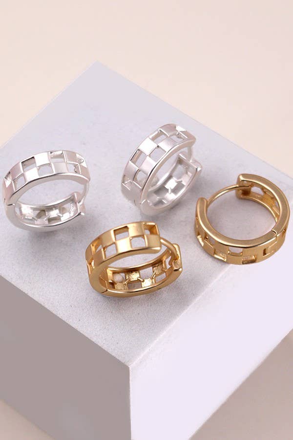 JOSSLYN by wall to wall – Großhandel Huggie-Ohrring – MINI-HUGGIE-OHRRING MIT KAROMUSTER UND LOCHMUSTER | 80E24406