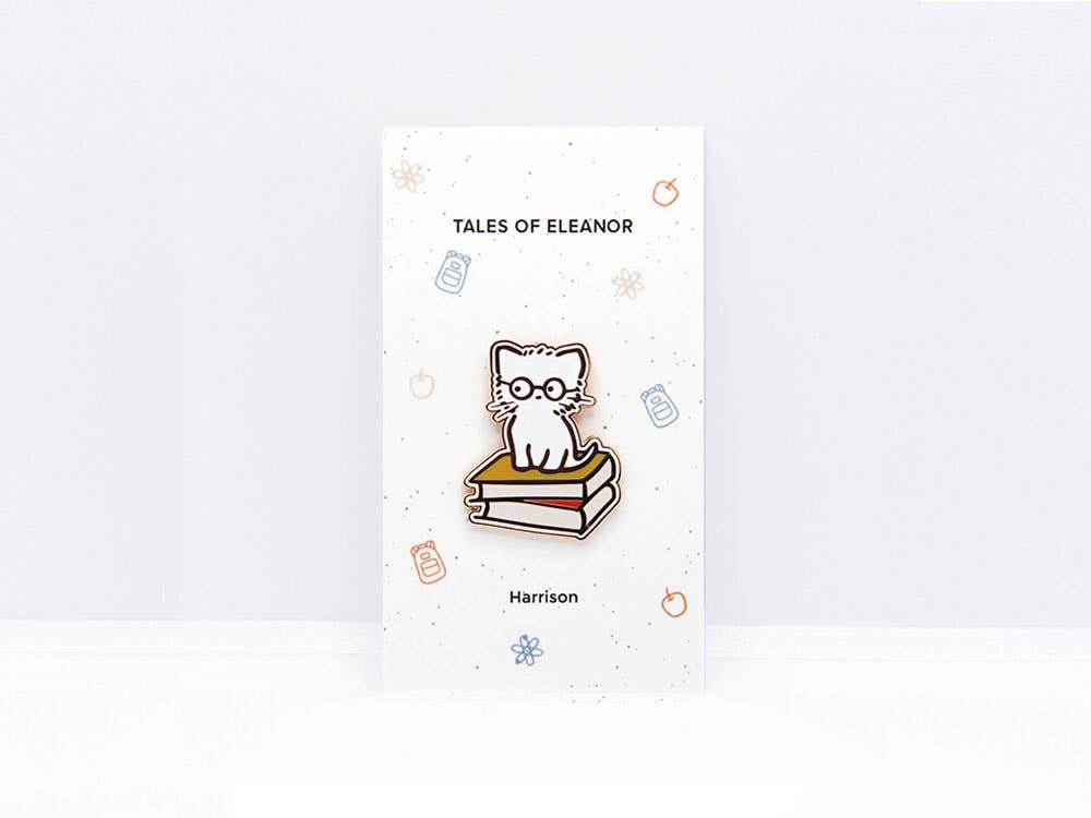 Tales of Eleanor – wholesale Nål och knapp för kavajslag – Harrison med böcker Emalj Pin