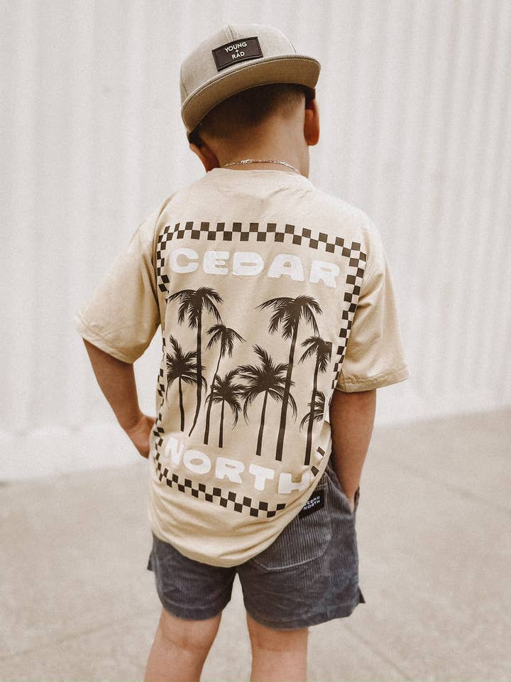 T-SHIRT MET GROTE HANDPALMEN voor wholesale door Cedar North