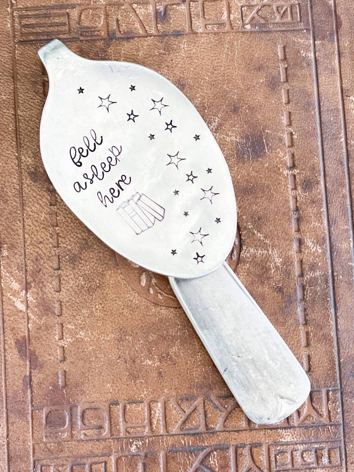 Marcapáginas con forma de cuchara estampado «Fell Asleep Here» para venta al por mayor de The Sassy Barn