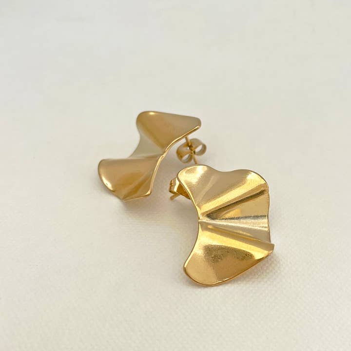 MAI DESIREE – Brincos de pino por atacado – BRINCO ONDULADO EM OURO JACQUELINE3